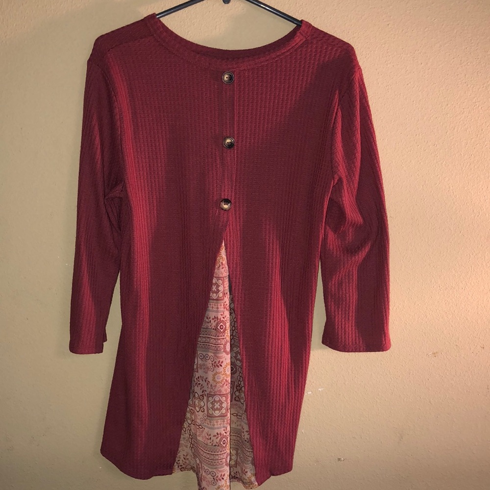 Blouse super cute. Maroon color